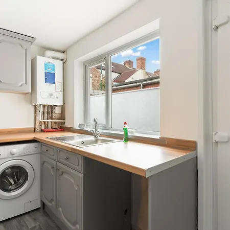#1 - Location - Private Ensuite, Smart Tv, Fast Wifi And Free Parking - By Yoko Guest house