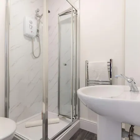 #1 - Location - Private Ensuite, Smart Tv, Fast Wifi And Free Parking - By Yoko Guest house *
