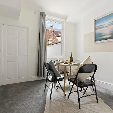 #1 - Location - Private Ensuite, Smart Tv, Fast Wifi And Free Parking - By Yoko *